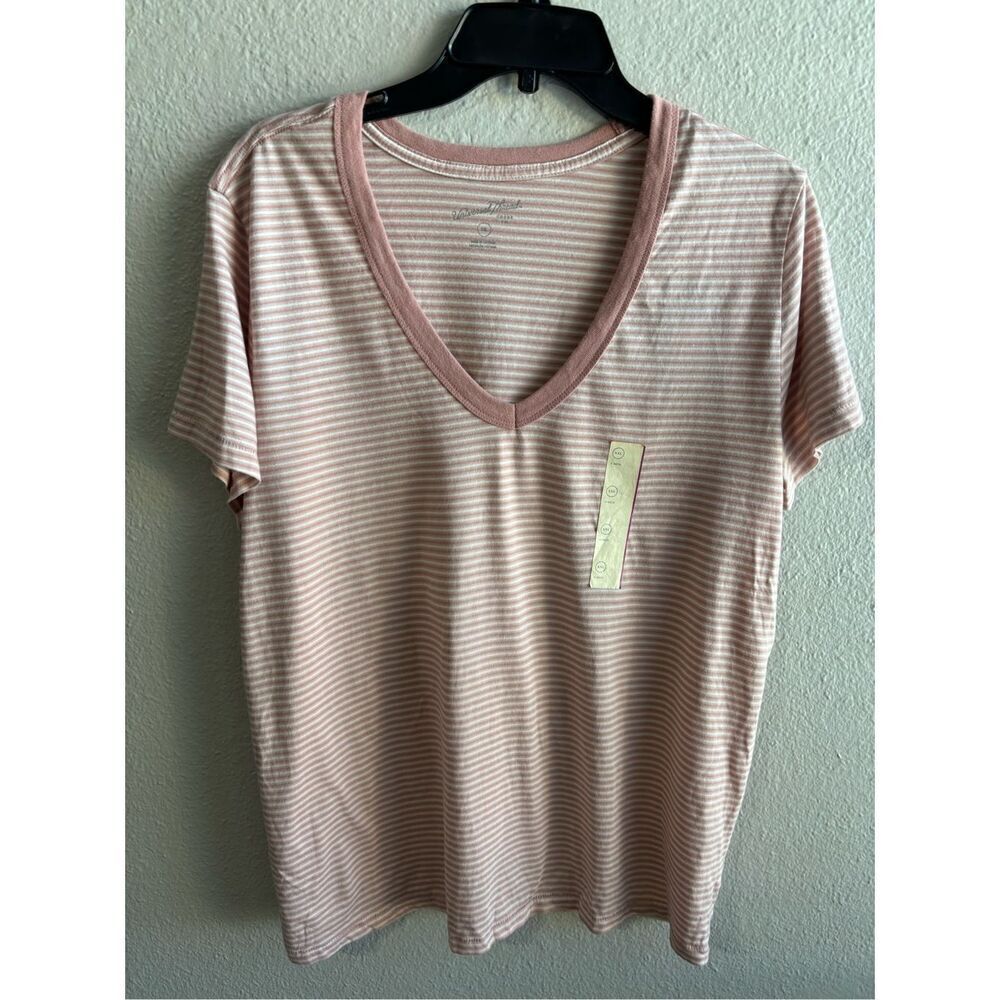 ❤️Universal Thread V-Neck Tee 2X